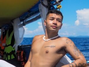 From Phi Phi: Full Day Longtail Tour Maya Bay & Snorkeling - Getting to Tonsai Bay’s Marlin Statue
