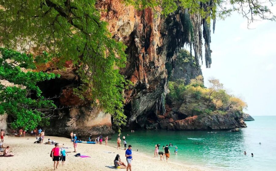 Krabi: 4 Island Whirlwind Tour with Caves, Sandbars & Reefs - Poda Island picnic lunch: the calm payoff