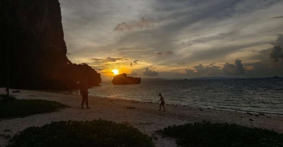 Krabi: 7 Island Sunset With BBQ & Plankton Speed Boat Tour - Thale Waek Sandbar: The Low-Tide Connection Walk