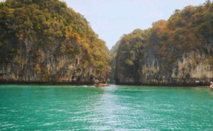 Krabi: Koh Hong Small Group Tour by Luxury Longtail Boat - Hong Lagoon: The Limestone Walls and the Tide Question