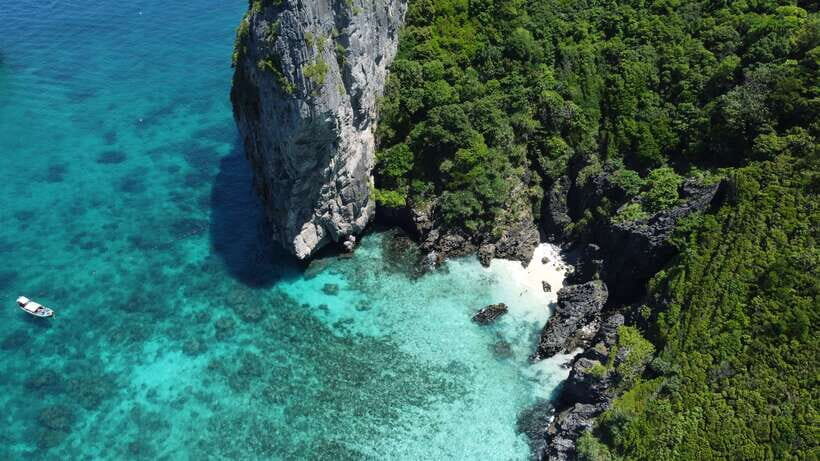Krabi: Phi Phi Islands Speedboat Tour with Buffet Lunch - Snorkeling time: gear included and the route keeps changing the water views