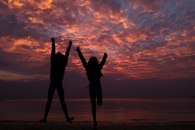 Railay and 4-Island Sunset Speedboat Cruise with Night Snorkel - Railay’s Phra Nang Cave Beach: Princess Cave and that dramatic cliff backdrop